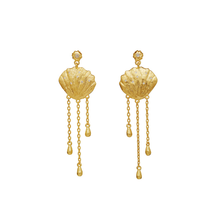maanesten-meena-gold-platted-shell-earrings wird als Set eleganter goldener Ohrringe mit Muschel- und Kettendetails gezeigt. Modell 9986a-2
