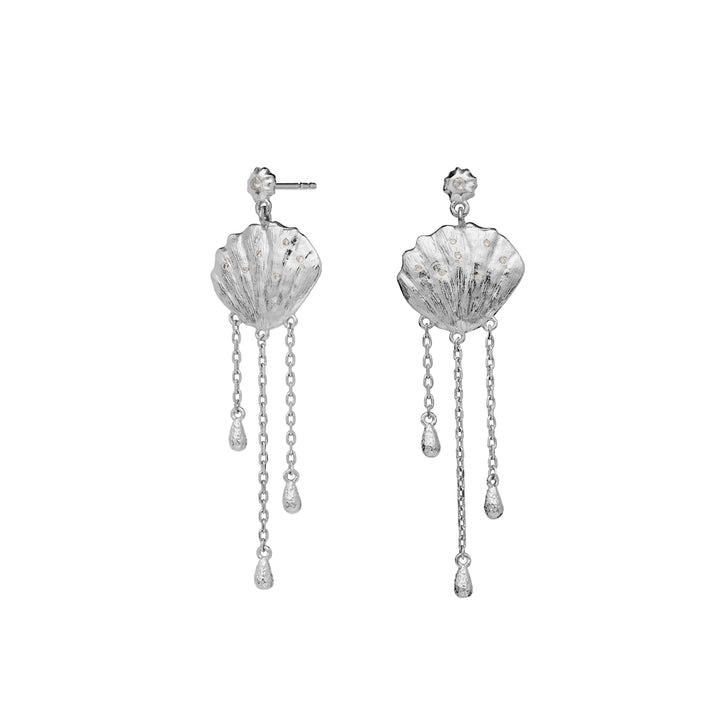 maanesten-meena-solve-earrings-with-shell, silberne Ohrringe mit Muschel und Ketten. Modell 9986c-1