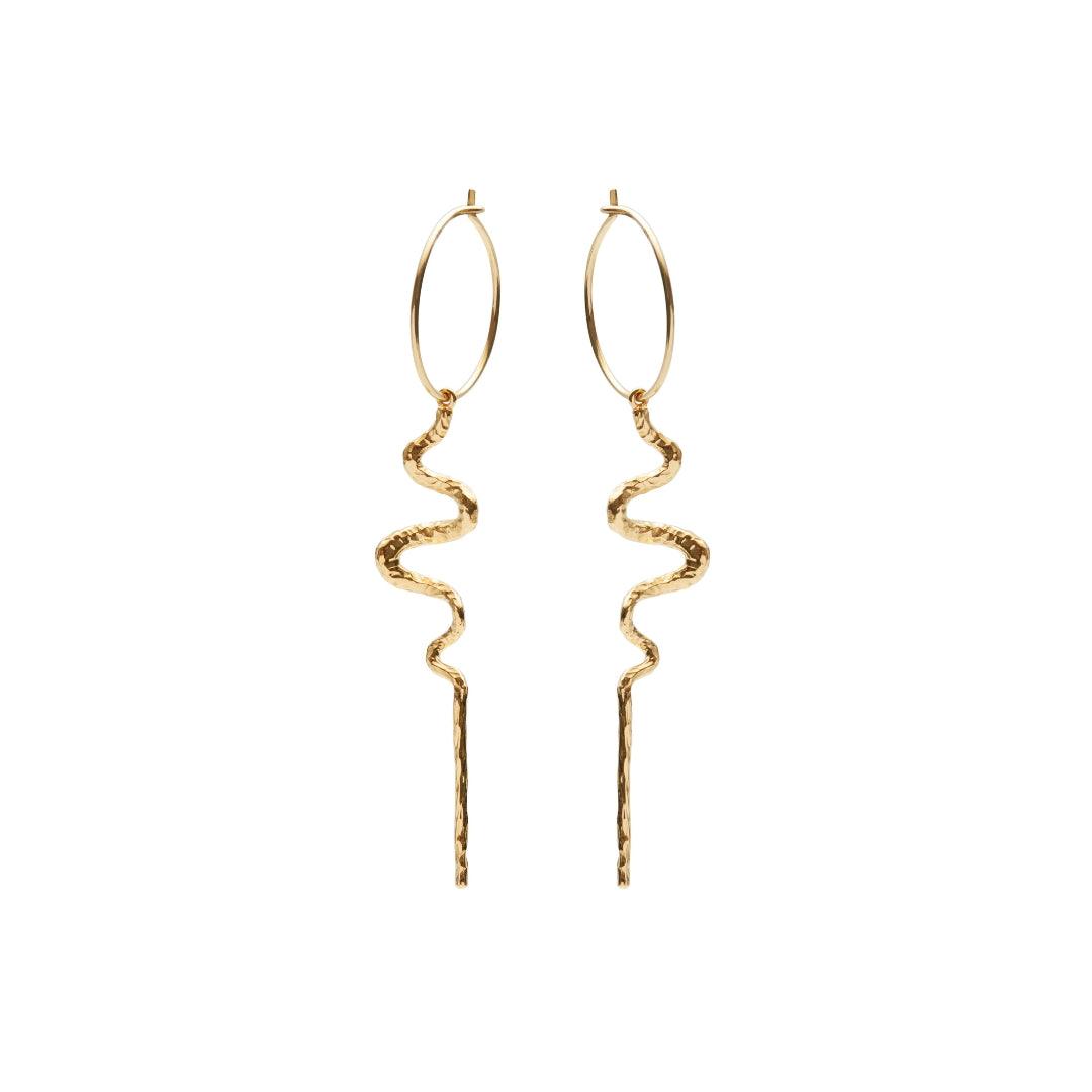 Maanesten Mia Creol vergoldete Ohrringe mit gewelltem, gebogenem Anhänger in Goldoptik, Modell 9372a-9372a-1.