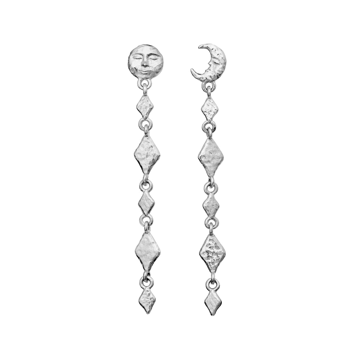 Die silbernen Ohrringe von Maanesten Minola werden auf einem weißen Hintergrund mit einem Mond- und Sonnenmotiv präsentiert. Modell 10034c-1