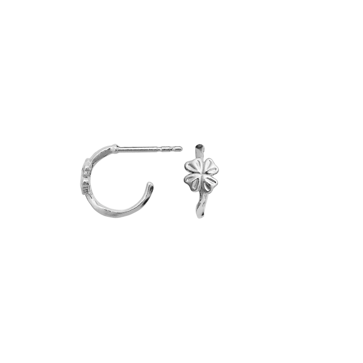 Maanesten Nadine Ohrringe Silber zeigt eine Reihe eleganter Silberreifen mit Blumenmotiv. Modell 10105c