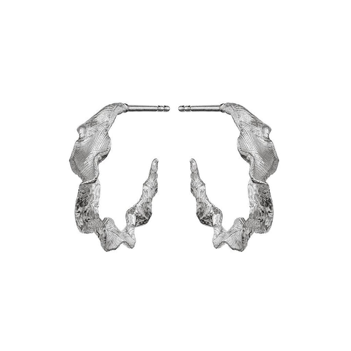 Maanesten Nino Ohrringe aus Silber mit organischem Wellendesign und glänzender Oberfläche. Modell 9716c-9716c-2