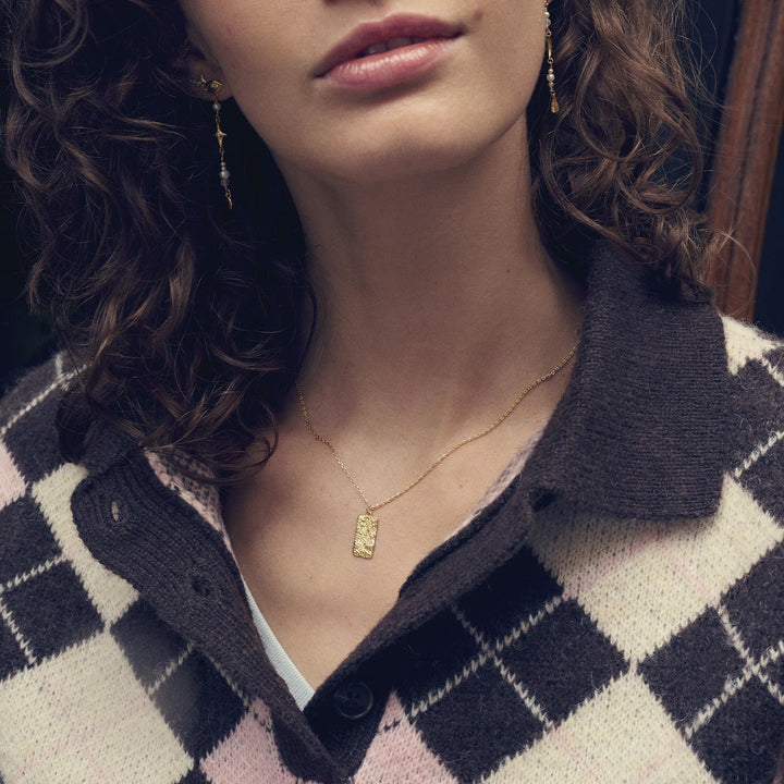 maanesten-notabene-gold-plattierte-Halskette, getragen von einer Frau, eleganter quadratischer Anhänger aus Gold, Modell 2802a-2