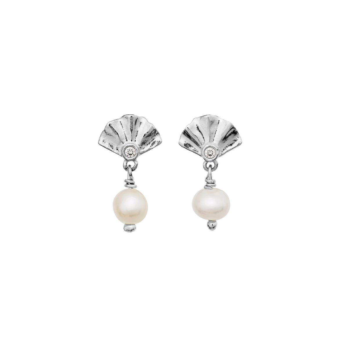 Maanesten Odette Silberohrringe mit Perlen- und Muscheldetail, Modell 10038c-1