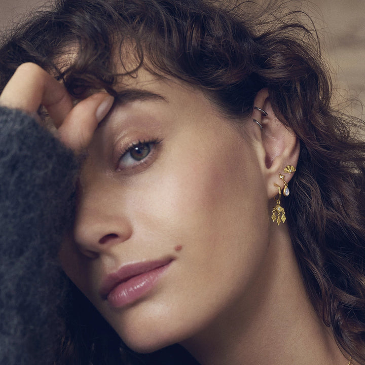 Maanesten Poco vergoldete Ohrringe am Modell abgebildet, detaillierter Goldlook und elegantes Design. Modell 10043a