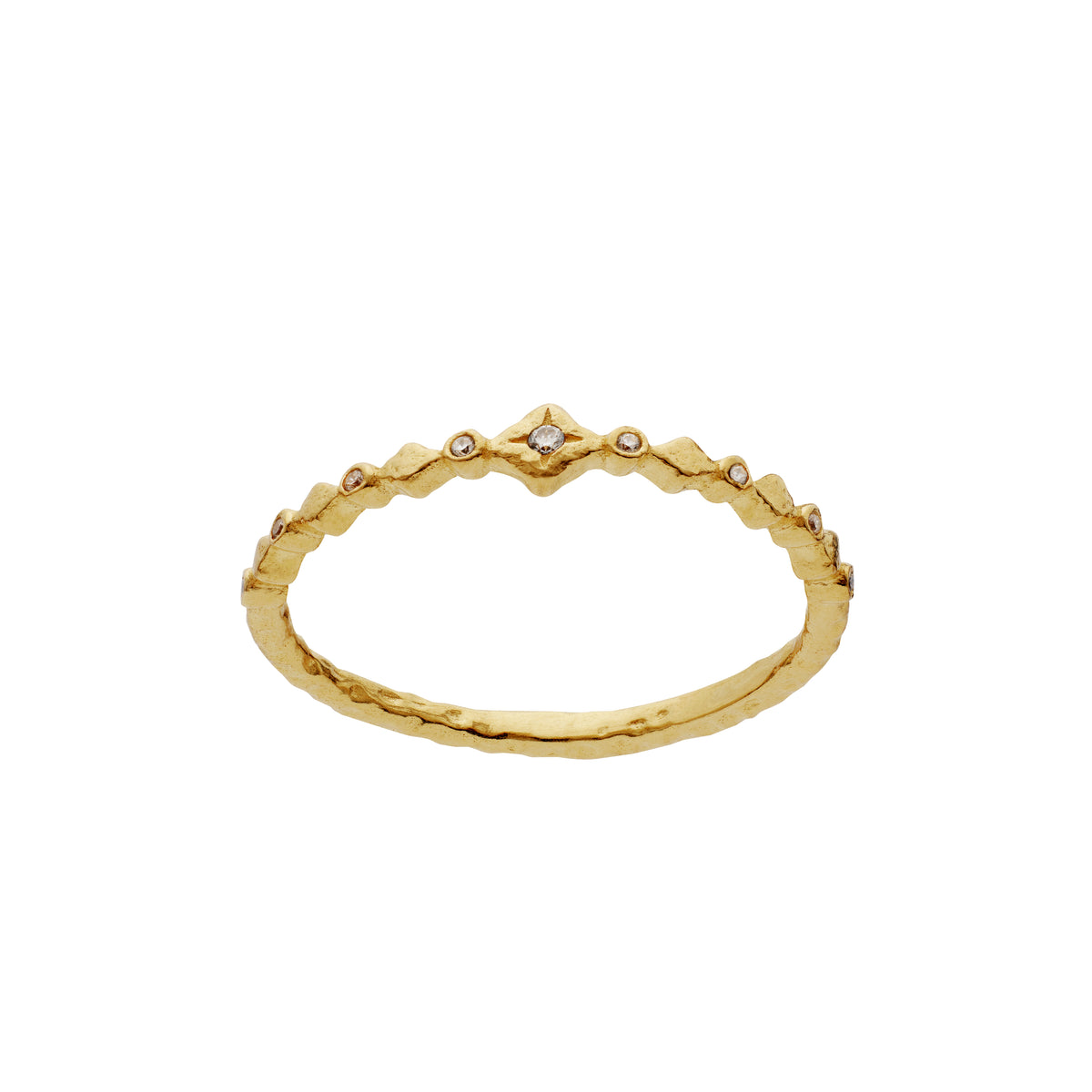 Der Maanesten Ria Gilded Ring zeigt einen eleganten Goldring mit gewelltem Rand und kleinen klaren Steinen, Modell 4873a-001.