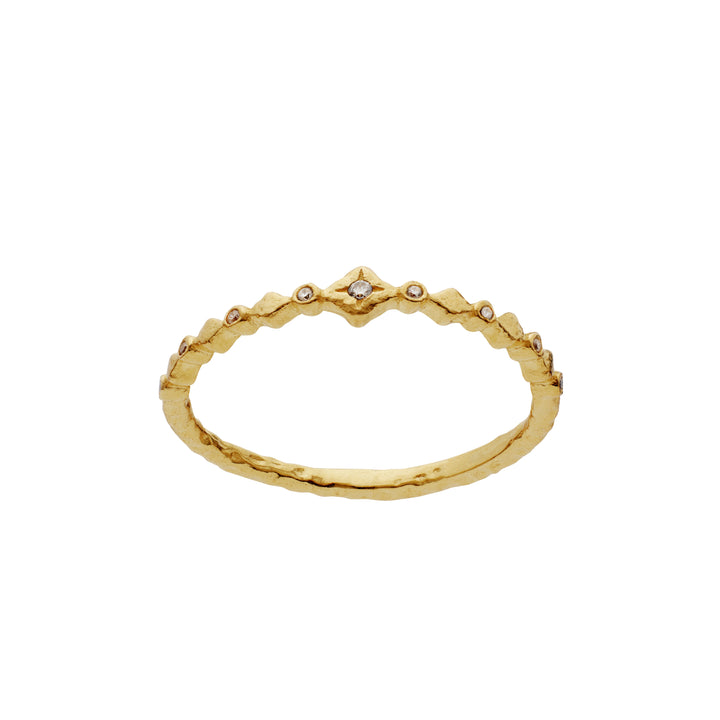 Der Maanesten Ria Gilded Ring zeigt einen eleganten Goldring mit gewelltem Rand und kleinen klaren Steinen, Modell 4873a-001.