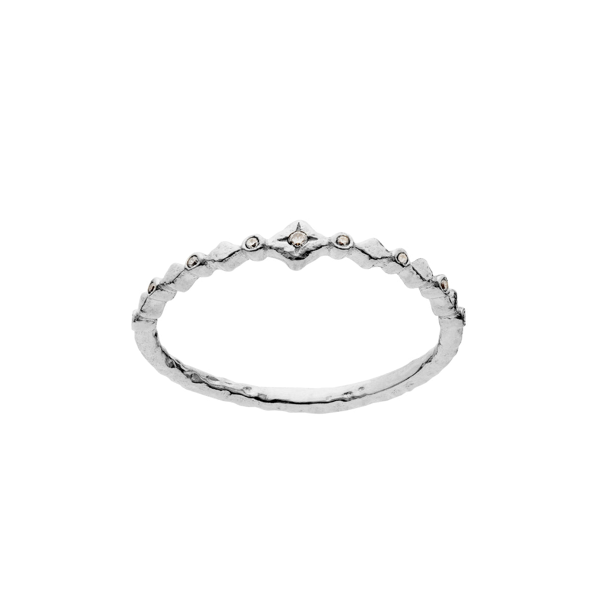 Maanesten Ria-Silberring mit einzigartigem Wellenrand und kleinen Details, aus nächster Nähe fotografiert. Modell 4873c-001-1