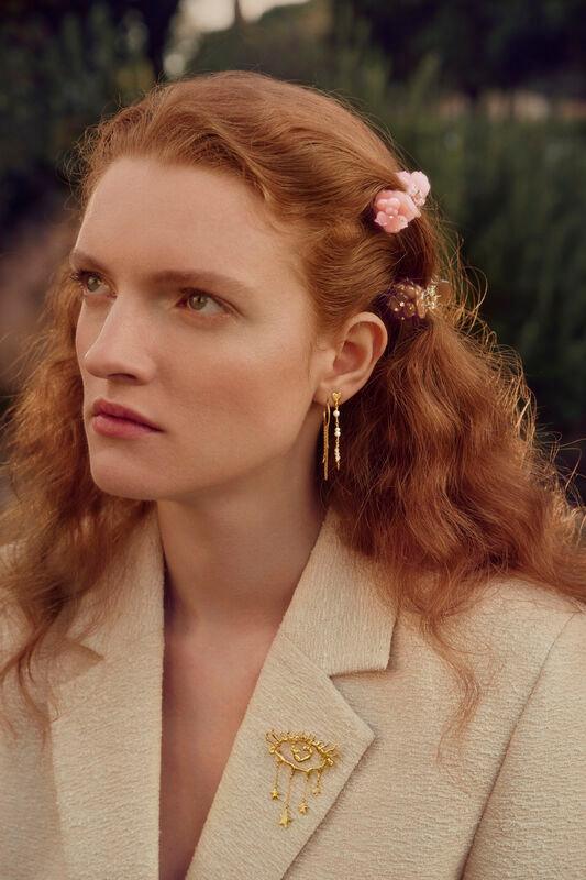 Maanesten Rohi Haarklammer Mokka im Haar einer Frau mit welligem Haar, beige Jacke. Modell 3999 – Einheitsgröße