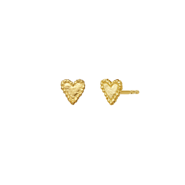 Moonstone-Rouge-Gold-Plated-Heart Studs zeigen kleine, herzförmige Ohrstecker in mattem Gold-Finish. Modell 10059a-1.