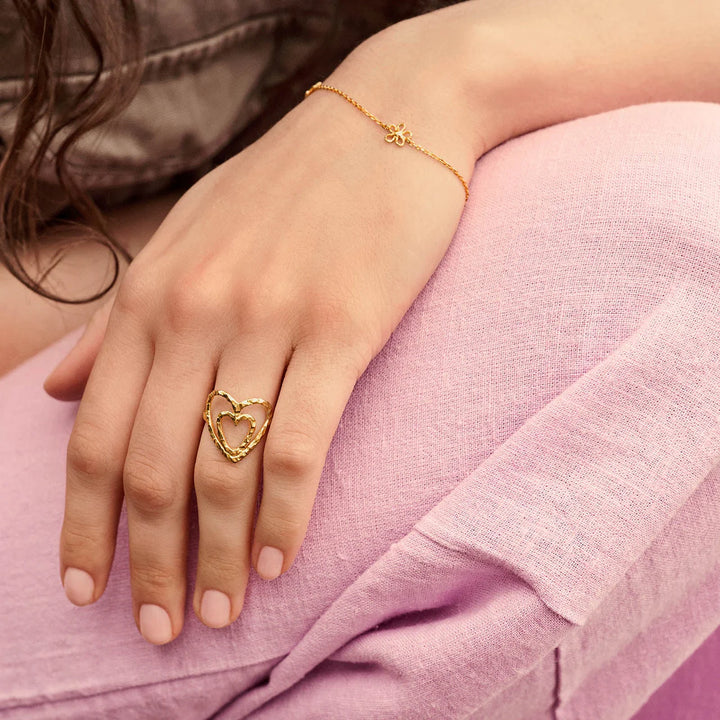 Maanesten Salwa vergoldetes Armband mit Blumen am Handgelenk, zartes Blumendetail, Modell 8699a-2.