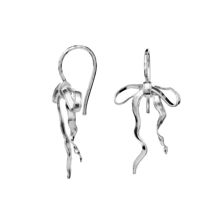 Maanesten Sanja Silberohrringe mit organisch geschwungenem Design und glänzender Oberfläche, Modell 9931c-2.