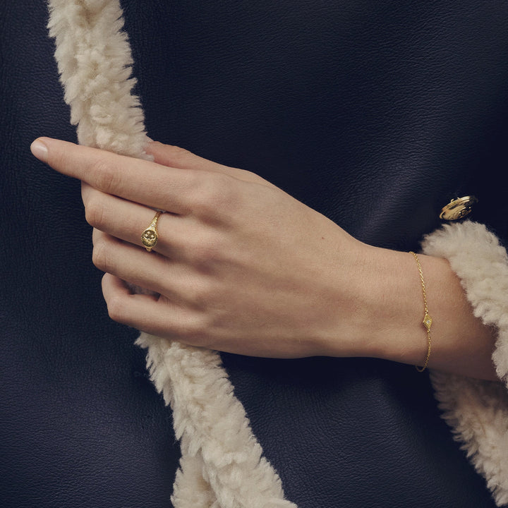 Das vergoldete Armband Maanesten Solo wird diskret am Handgelenk getragen, elegant und mit feinen Details. Modell 8690a-2