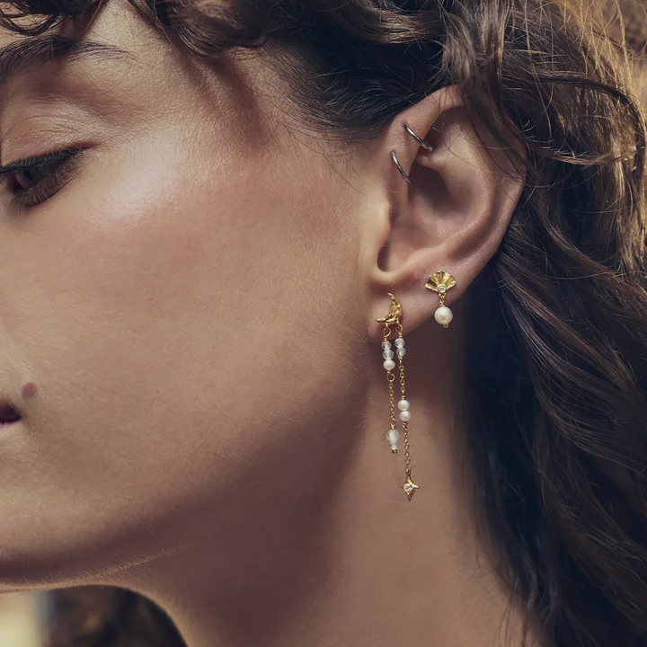 Maanesten Sonata vergoldete Ohrringe mit Perlendetails am Modell in Nahaufnahme, Modell 10027a-2.