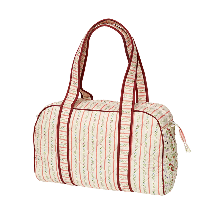 Maanesten Suvi Quilted Bag Summer Stripes Pfirsich von der Seite gesehen mit hellen Streifen und gestepptem Stoff. Modell 4115.