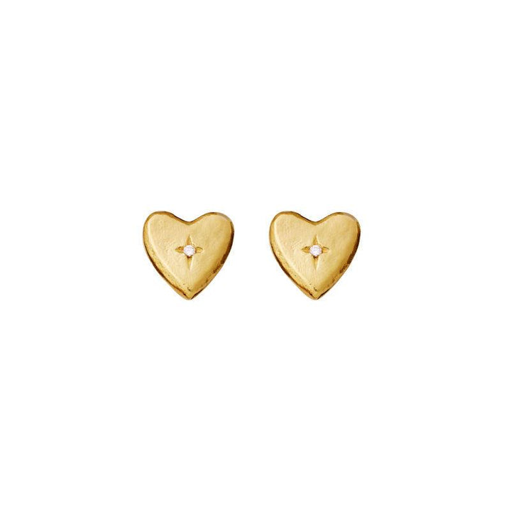 maanesten-tutu-earrings-gold-platted-heart-studs zeigt ein Paar goldfarbene Herzstecker mit klaren Steinen. Modell 9943a-1
