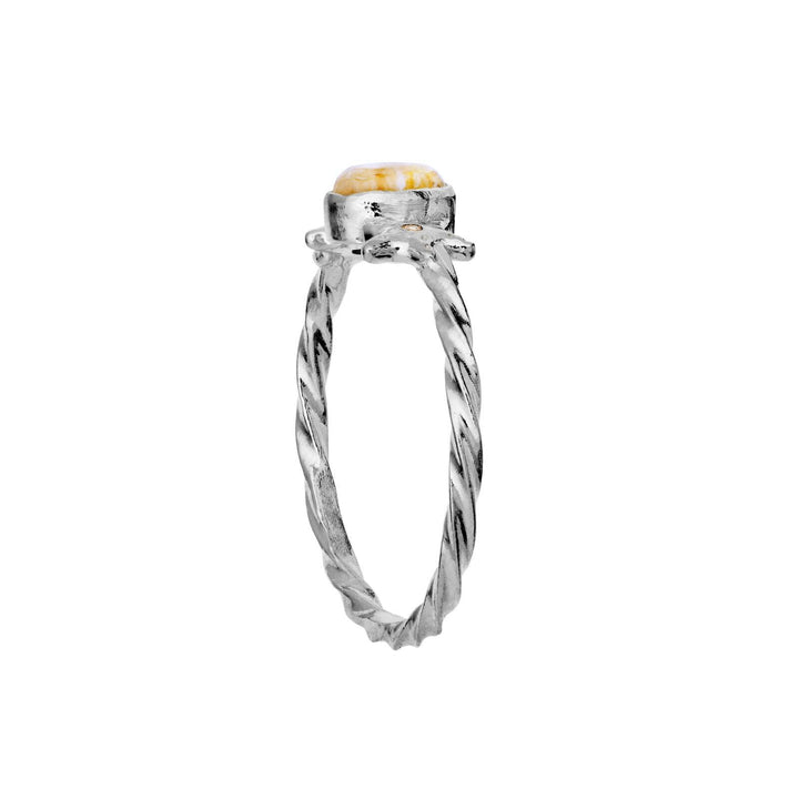Der Moonstone Ula Ring Silver zeigt einen eleganten gedrehten Silberring mit einem goldenen Stein, Modell 4821c-001.