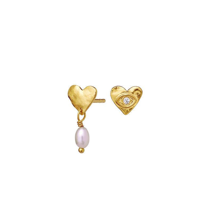 maanesten-vesta-ear studs-18kt-gold-platted-sol zeigt zwei herzförmige vergoldete Ohrstecker, einen mit Perlenanhänger und einen mit Zirkonia, Modell 9838a-9838a-1.