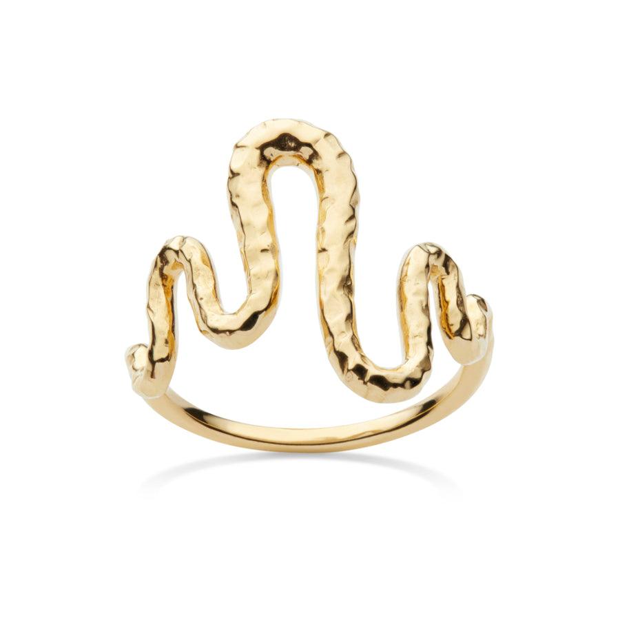 maanesten viva ring 18 kt vergoldeter, wellenförmiger Fingerring in gehämmerter Oberfläche auf hellem Hintergrund. Modell 4315a-4315a-001