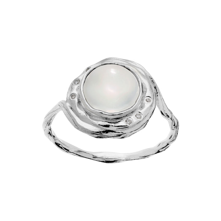 Maanesten Zahra-Silberring mit zentraler runder Perle und organischen Details, Modell 4867c-001.