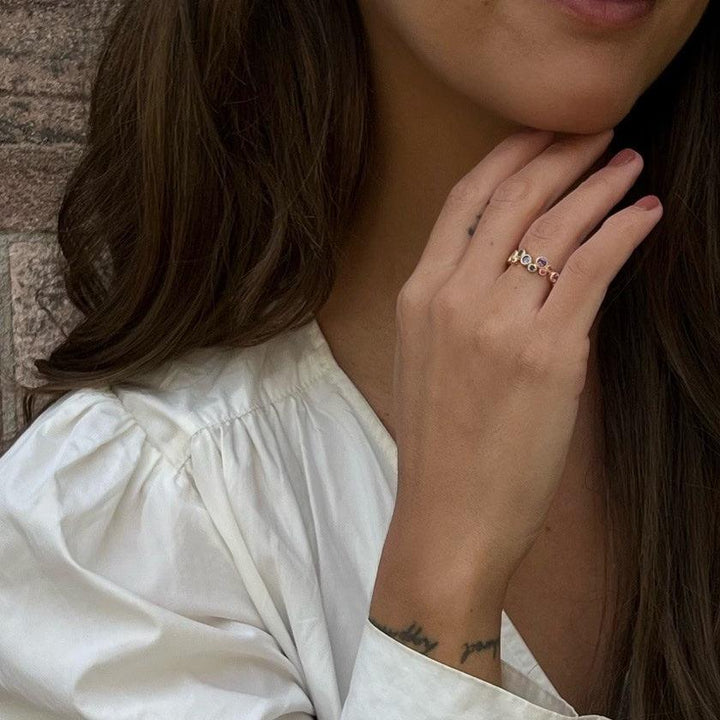 Luxus-Regenbogenring von Mads Z aus 14 Karat mit echten Steinen an der Hand der Frau, eleganten farbigen Steinen. Modell 1544062-001