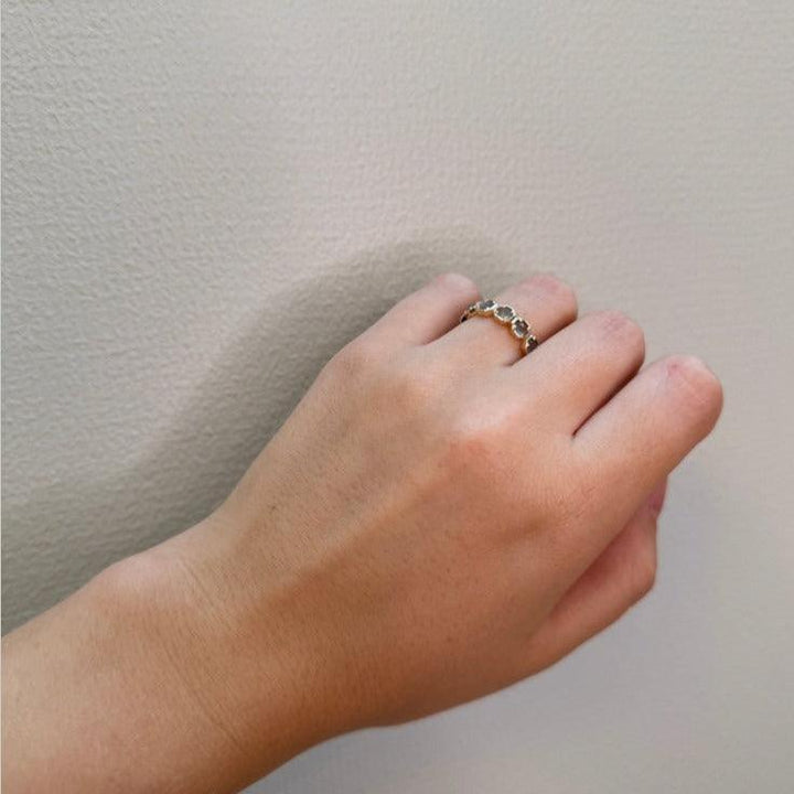 Mads Z 14-karätiger Otilia-Ring mit grauem Mondstein auf der einen Seite, goldfarben mit Stein, Modell 1546136-001