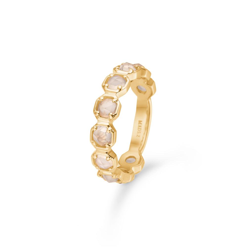 Mads Z Otilia-Ring aus 14 Karat mit weißem Mondstein in facettiertem Design und Goldfinish, Modell 1546135-001.