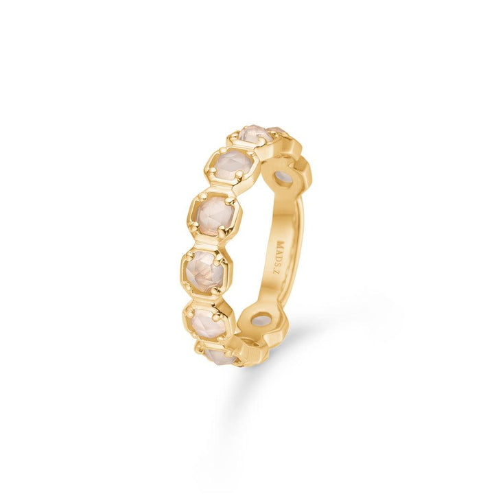 Mads Z Otilia-Ring aus 14 Karat mit weißem Mondstein in facettiertem Design und Goldfinish, Modell 1546135-001.