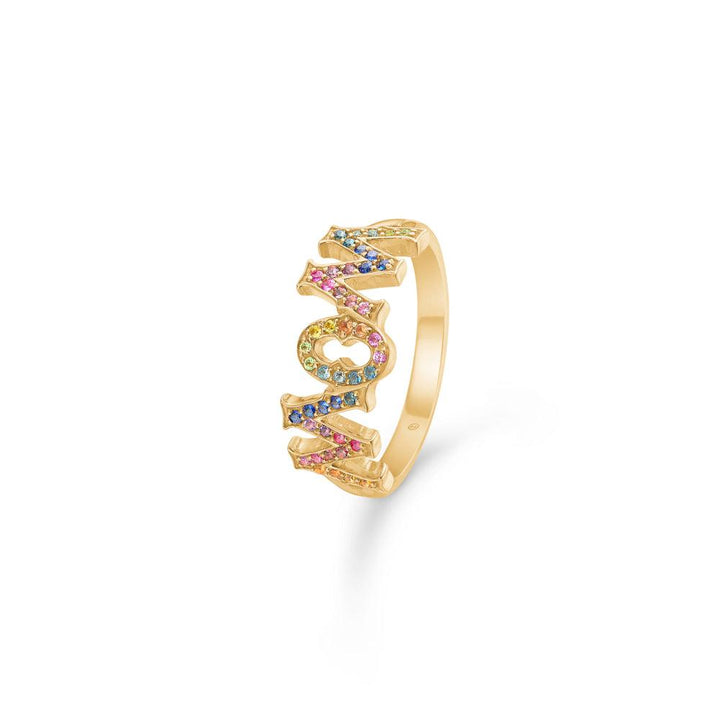 Mads Z 14kt Rainbow MomWow Ring in leuchtendem Gold mit farbigen Steinen und klarem Schriftzug. Modell 1544097-001