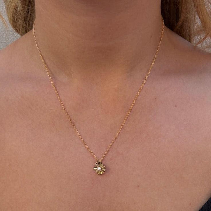 Mads Z 8-karätiger Amelie-Anhänger mit Perle an einer Goldkette, die um den Hals getragen wird, Modell 3333119-2