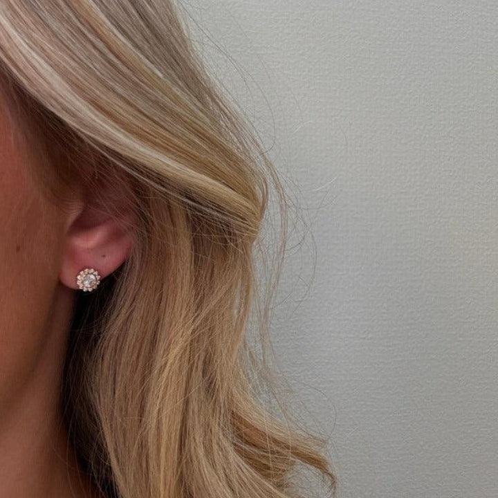 Mads Z 8-karätiger Carmen-Ohrstecker mit Zirkonia am Ohr, Gold und klaren Steinen, Modell 3317046-2