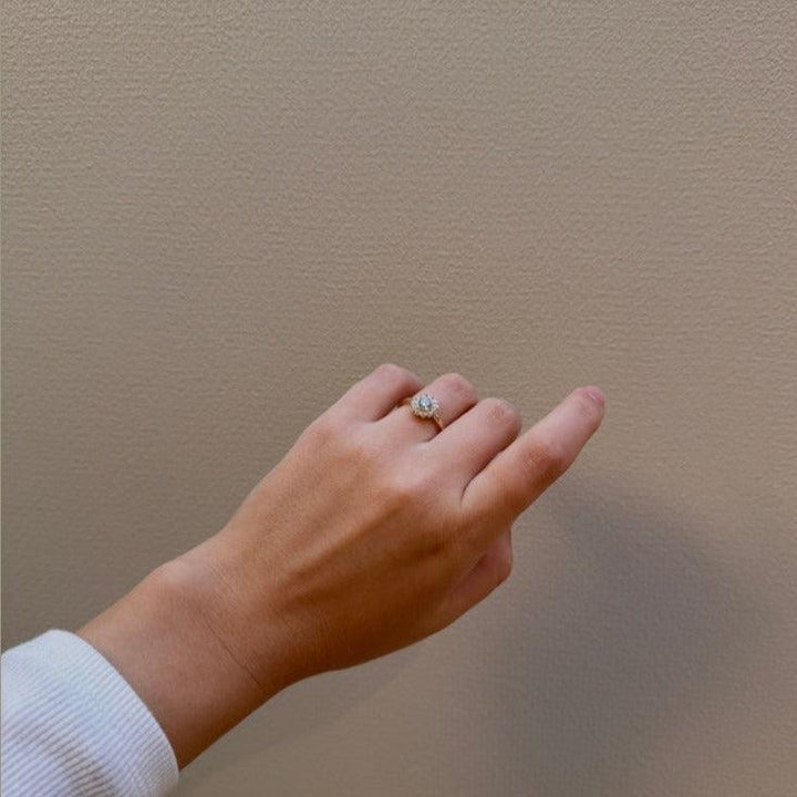 Mads Z 8kt Carmen Ring Zirkonia zeigt eine Hand mit einem eleganten Goldring und klarem Zirkonia, Modell 3347045-001.