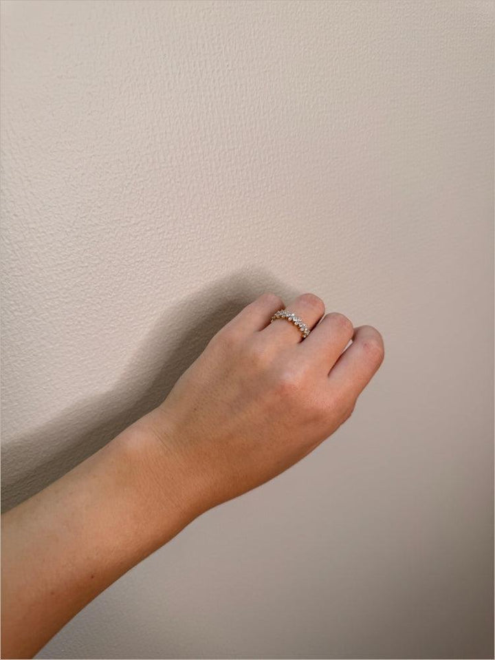 Mads Z 8-karätiger Cassiopeia-Ring mit Zirkonia, an der Hand getragen, wunderschöner Goldring mit klaren Steinen, Modell 3347008-001.