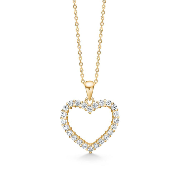 Mads Z 8kt Rhianna Pendant Heart Motif 13mm zeigt einen offenen Herzanhänger in Gold mit klaren Steinen an einer dünnen Kette. Modell 3337075