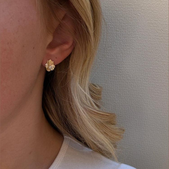 Mads Z Amelie Ohrstecker aus 8-karätigem Gold mit Perle am Ohr, elegantes und stilvolles Detail. Modell 3313119.