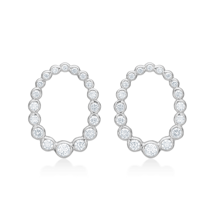 Mads Z Auaroras Kiss Silberohrringe mit weißem Topas in ovaler Form, elegantes Detail. Modell 2116116-1.