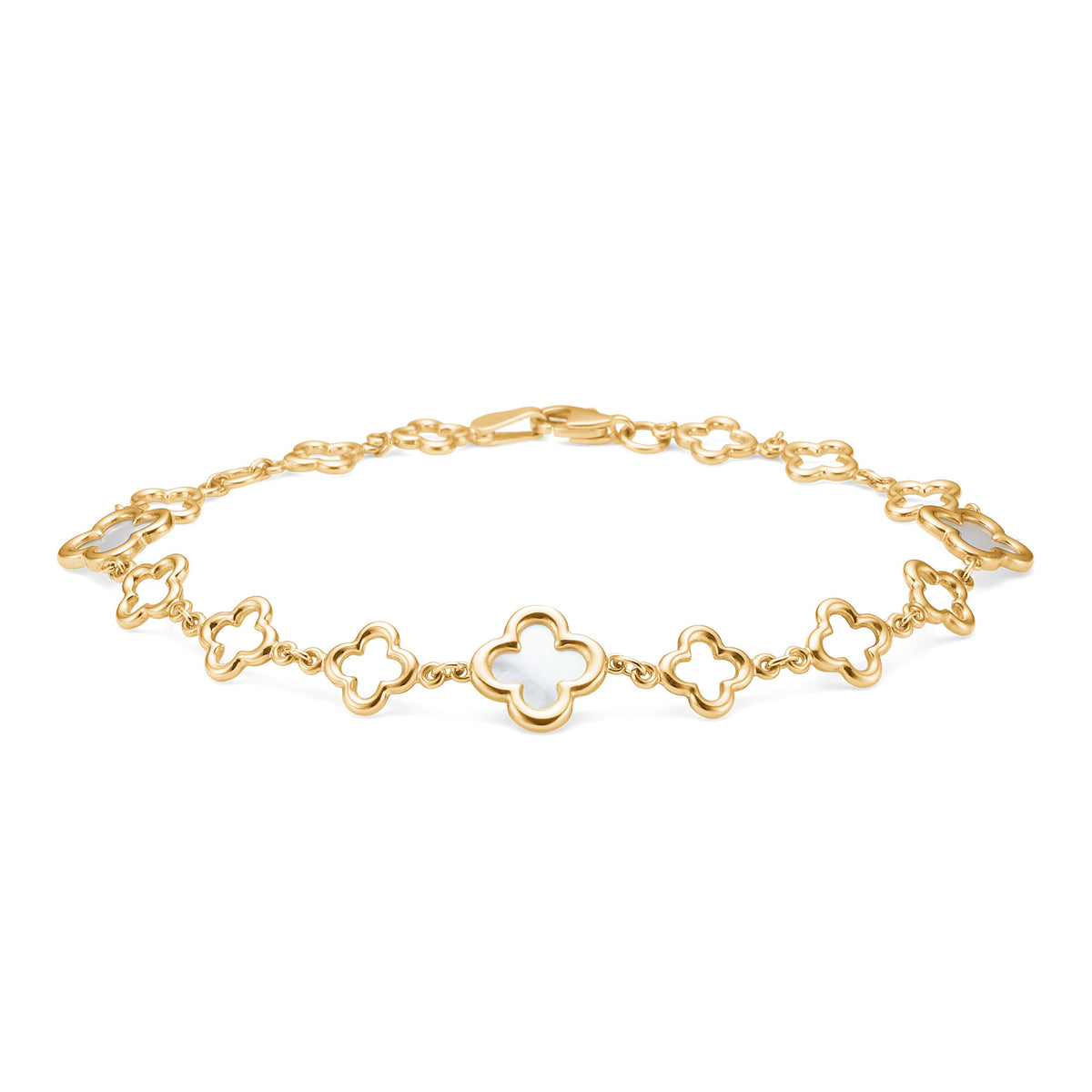 Mads Z Aurelia-Armband aus 8-karätigem Gold mit weißen Blumendetails auf weißem Hintergrund. Modell 3356043-1