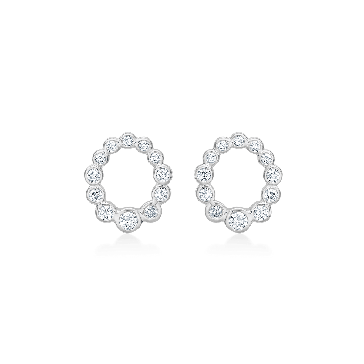 Mads Z Aurora's Kiss Silberohrstecker mit weißem Topas, rundes Modell mit mehreren Steinen, Modell 2116115-1.