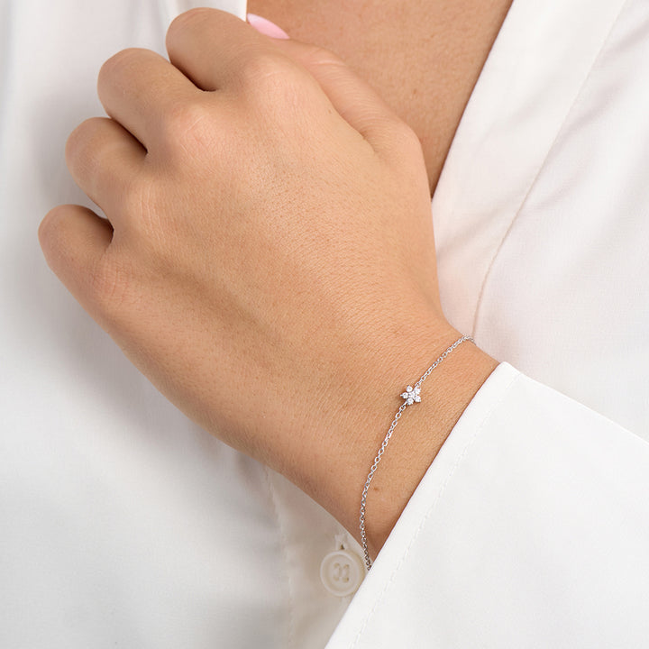 Mads Z Celeste Star Armband in Silber mit Zirkonia am Handgelenk, eleganter und dezenter Schmuck. Modell 2157141-1.