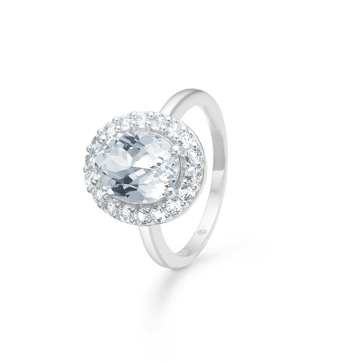 Mads Z Celestial by Medina Solv Ring Oval mit weißem Topas, eleganter Silberring mit großem ovalen klaren Stein und kleinen Steinen rundherum. Modell 3146901-001.