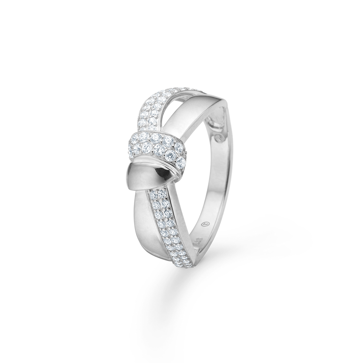 Mads Z Darcy Ring aus Silber mit Zirkonia, elegantem Kreuzdesign und glänzenden Steinen. Modell 3147019-001.