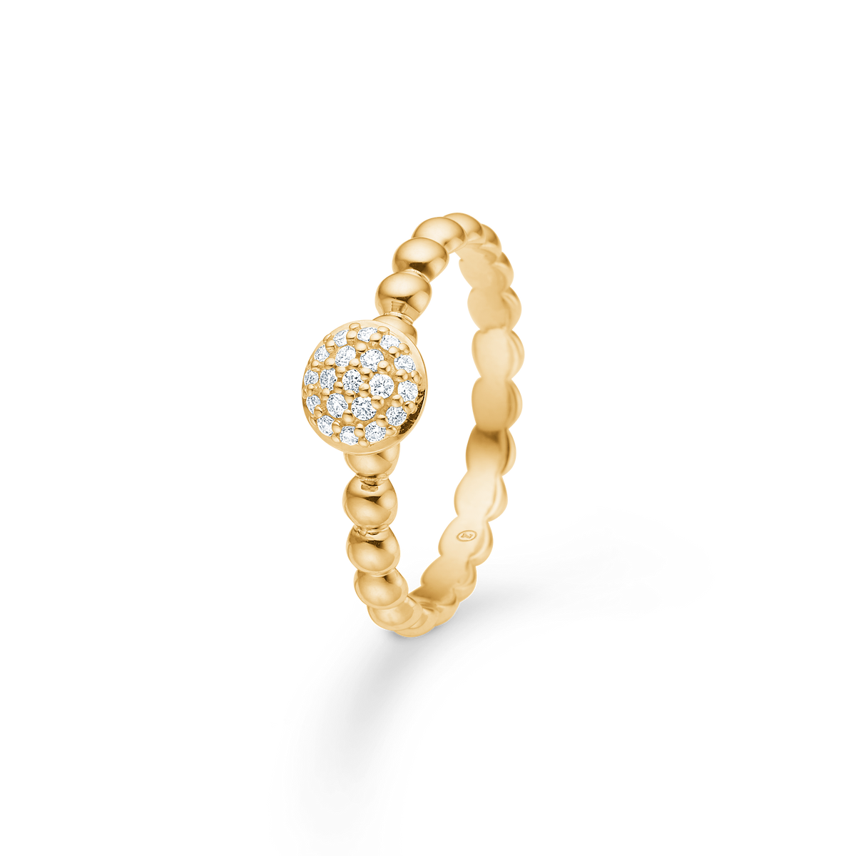 Mads Z Dome 14kt Goldring 0,10ct W/SI zeigt einen eleganten Goldring mit einer Kuppel aus kleinen Diamanten. Modell 1541009-001