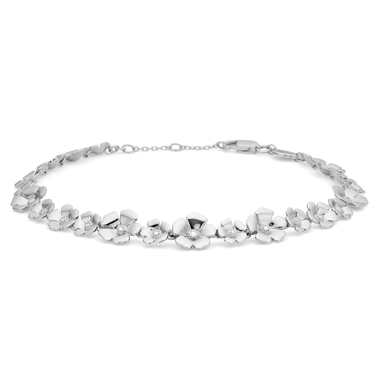 Mads Z Fleur Silberarmband mit weißem Topas zeigt ein elegantes Armband mit Blumen in Silber und weißen Steinen. Modell 2156108-1.