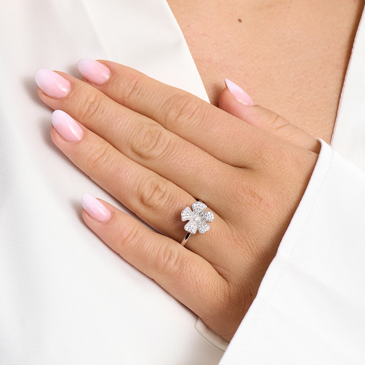 Abbildung: Mads Z Fleur-Silberring mit Pavé-Zirkonia, eleganter Silber-Look. Modell 2147007-001.