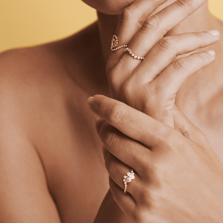 Mads Z Freya Ring aus 14-karätigem Gold, Welle 0,28 ct W/SI, abgebildet auf der Hand einer Frau, elegantes Wellendesign mit Diamanten. Modell 1541177-001