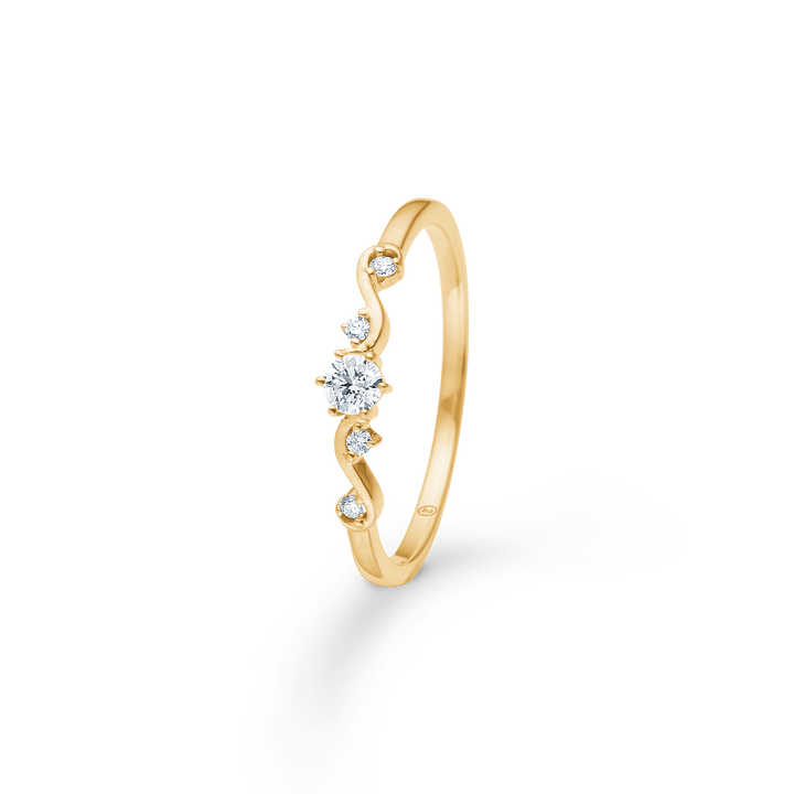 Mads Z Isaline Ring aus 14-karätigem Gold mit fünf funkelnden Diamanten in elegantem, geschwungenem Design. Modell 1541190-001.