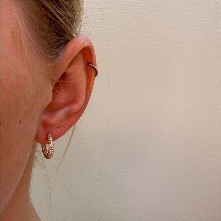 Die Mads Z La Boheme Creole aus 8-karätigem Gold mit Zirkonia wirkt elegant und funkelnd am Ohr. Modell 3317030-2