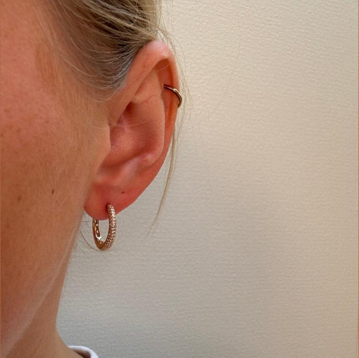 Mads Z La Boheme Creolen aus 8-karätigem Gold mit Zirkonia im Ohr, elegante Goldfarbe und funkelnde Steine. Modell 3317031-2