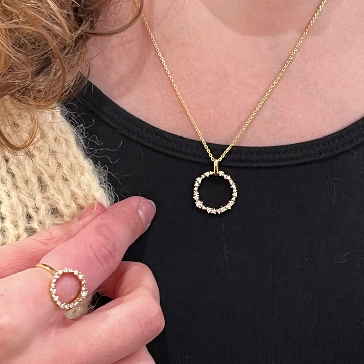 Mads Z Lucia Cirkel Ring i 14kt guld med diamanter bæres på finger, detalje. Model 1541054-001.