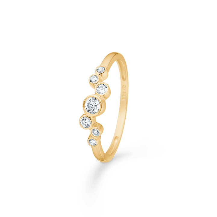 Mads Z Lucy Ring aus 8 Karat Gold mit 7 Zirkonia, elegantes und modernes Design, Modell 3347035-001.
